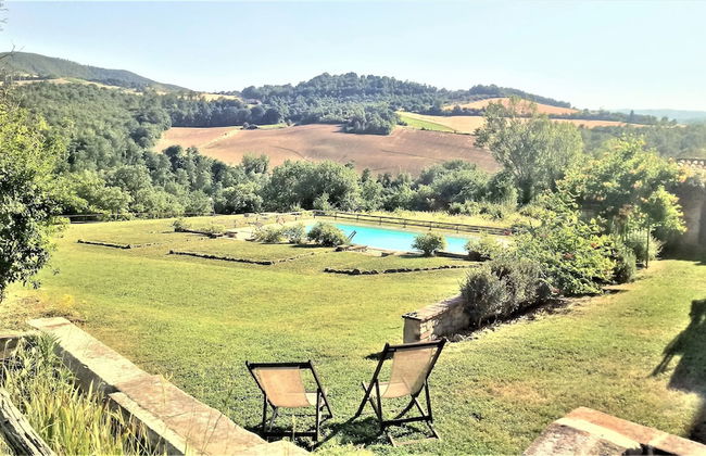Umbrian Farmhouse Retreat With Private Pool and Garden - Foto 1