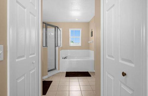 Upstay Home w Pool Hot Tub & Patio - Pet Friendly - Foto 27