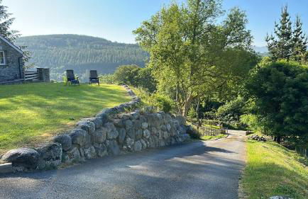 3 Bedroom Barn Conversion with HOT TUB-Garden View - Ty Cerrig Barn - Photo 39
