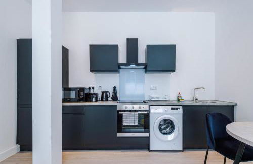 Cohost Partners Cozy Stay Heart of Warrington - Photo 12