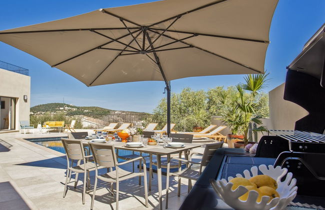 Superb Villa With Pool and sea View - Photo 17