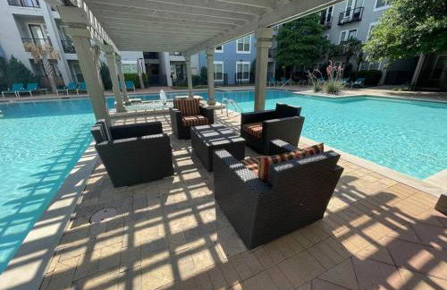 Centrally-Located 1BR Suite with Resort Pool View - Foto 27