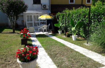 Apartment Nena- apartman sa posebnim ulazom u prizemlju, terasom i zelenom okućnicom - Foto 31