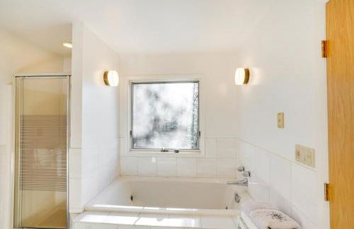 Great Barrington Lakeside Getaway with Kayak and Grill - Foto 21