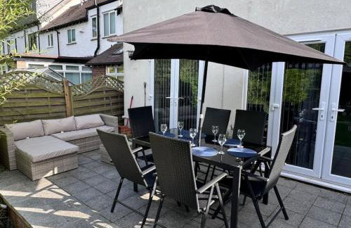 Spacious 15 Guest Home With 9 Beds in Shirley - Photo 18