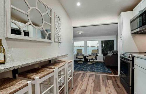 "Seaglass" Dazzles with Exceptional Bay Views! - Foto 15