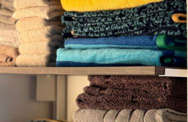 Artsy Italian lake retreat with stunning views! - Foto 50