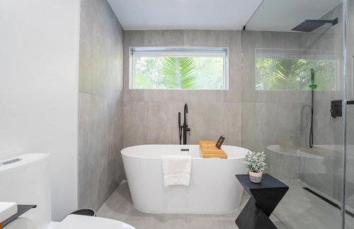 5BR HotTubPoolTableMiniGolf 7 min to Wynwood - Foto 25