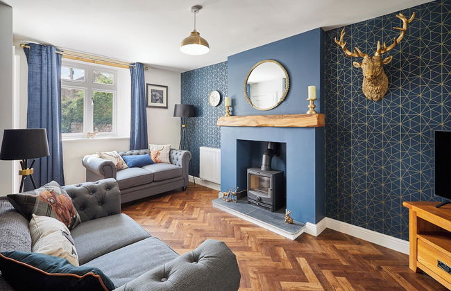 Host Stay Castle View Cottage - Photo 1