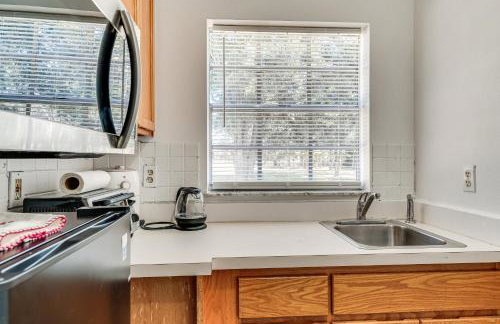 Wooded Couples Retreat with Lanai in Interlachen - Photo 16