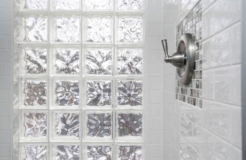 King Bed - 5 Min to MOA - 75 & 65' HDTV - Ping Pong - Foto 13