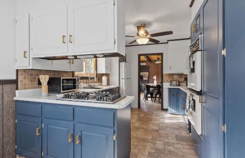 NEW! Woodland Retreat - Hot tub Game Room Firepit - Foto 2