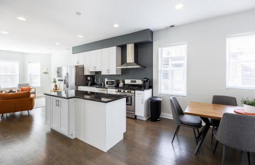 Uptown Bright & Modern Apt - Steps to Lake, Train, Amazing Food & Free Parking - Photo 24