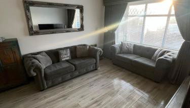 Stylish Home Away From Home! 6 Minutes from Beach! - Foto 5