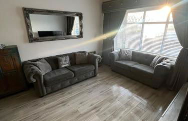 Stylish Home Away From Home! 6 Minutes from Beach! - Foto 5