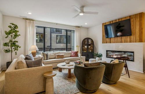 Modern Multi-Level Retreat with Rooftop Hot Tub - Foto 9