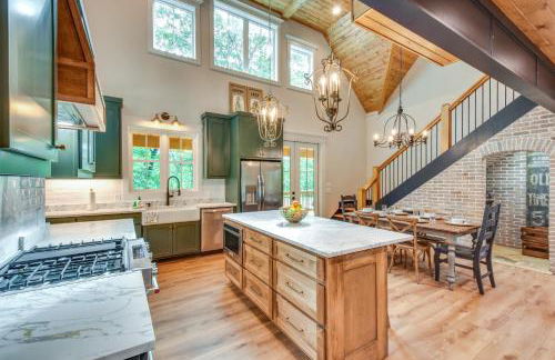 Luxurious Clarkesville Cabin with Decks and Fire Pit - Foto 2