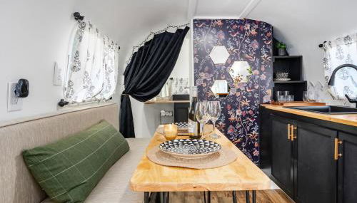 Flight of Fancy Vintage Airstream Rental - Foto 3