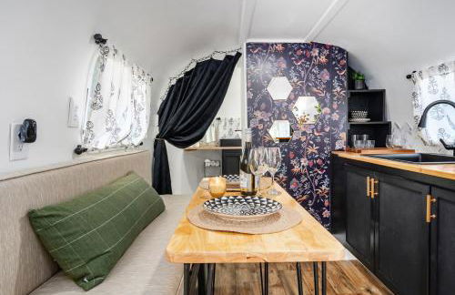 Flight of Fancy Vintage Airstream Rental - Foto 3
