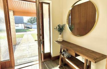Golf View Spacious Bungalow 2 Bathrooms, Free Parking WiFi - Photo 2