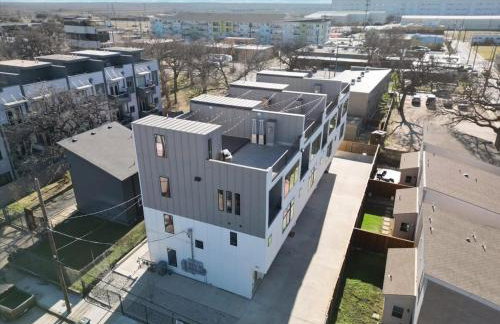 3-BD Luxury Living w Rooftop Garden Views - Photo 34