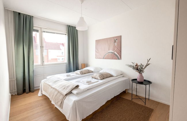 2ndhomes Modern & Cozy 2BR Apt w Balcony - Foto 3