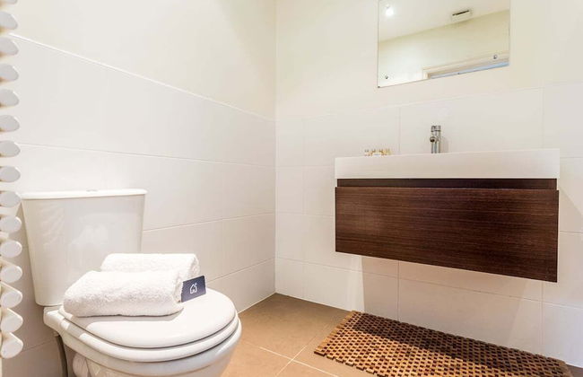 Bright and Spacious Notting Hill Nest - Photo 34