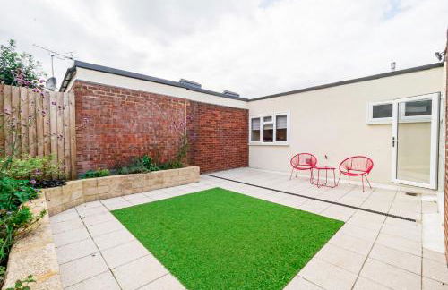 Modern 3-Bedroom 2-Bathroom Flat with Garden at Hanwell - Foto 1