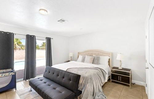 Vacation Home in Vegas w Pool 2 mile to Strip - Foto 46