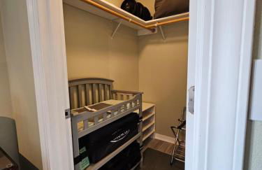 Sunkissed 3BR beach getaway - dog-friendly fenced yard, firepit, glimpse ocean views, near beach access, sleeps 8 - Foto 41