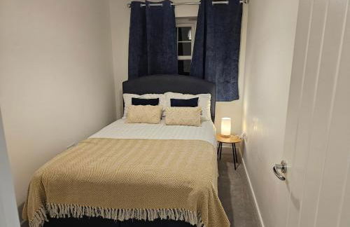 Churchill House 3 Bedroom Sleeps 6 Free Parking - Photo 5