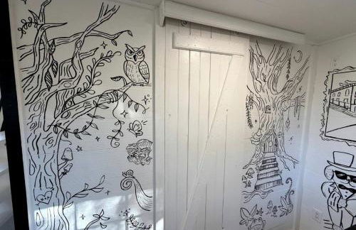 Whimsical Lakefront Tiny Home with Hand-Drawn Doodle Design Near Bastrop, Texas - Foto 8