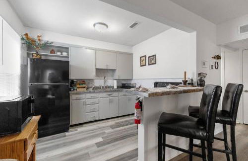 Pony Express 1BR | Pets OK + Laundry | Blue Door - Foto 7