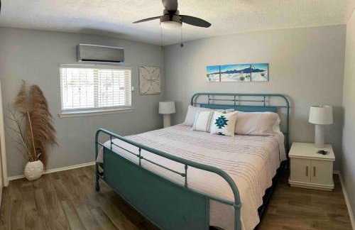 Comfy, contemporary quiet retreat vacation home with views - Foto 20