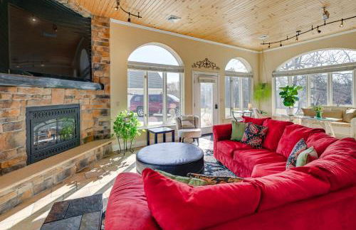 Large Home with Indoor Basketball Court and Game Room! - Foto 1