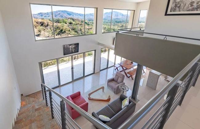 Modern Hillside Home with Sleek Interiors and Panoramic Poolside Views - Foto 5