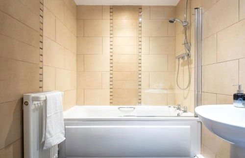 Apartment 9 - Photo 16