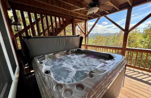 Red Rooster Family Cabin w/Hot Tub+Fire Pit+View - Foto 3