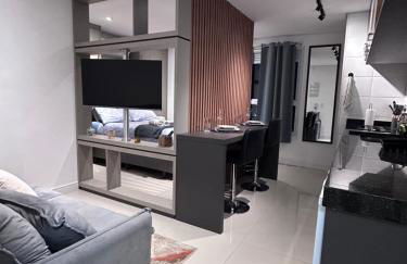 Studio 124 luxuoso, novo, bem equipado com ar condicionado e cozinha completa - Centro Mogi - Foto 1