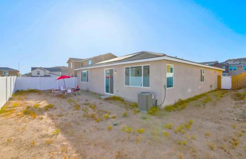 Entire Private Home with 4 Bedrooms 2 Bathrooms, Mountain Edge, New House, Ranch, Gated Yard, Available Now - Foto 39