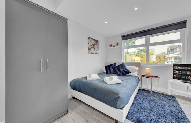 Charming Serviced Studio West Drayton London UB7 - Photo 1