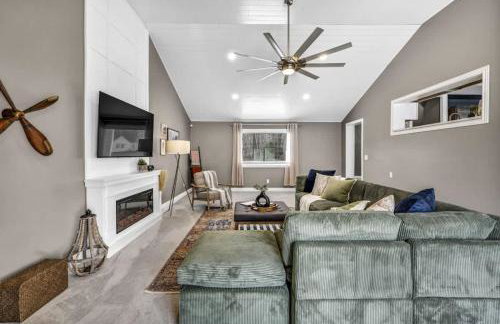 Swim and Relax In our Pool and Hot Tub and Recently Renovated - Photo 8