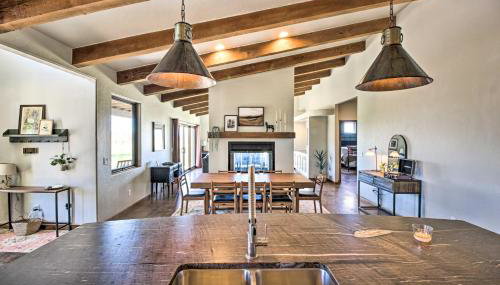 Pastoral Elgin Escape with Covered Patio and Grill! - Foto 1