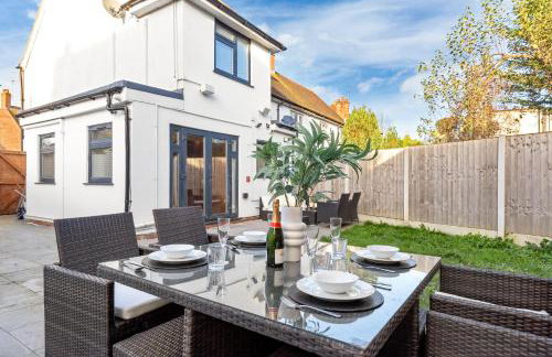 AC & Private Drive Stylish 4BR 5 Beds 8 Guests Wifi And Parking - Photo 10