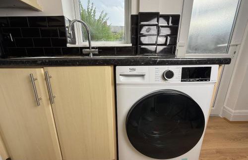 Spacious 3 Bed House Perfect for Contractors & Families with free Wi-fi and Parking - Foto 6