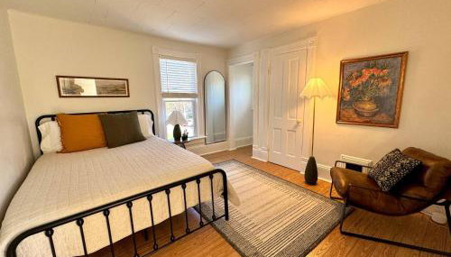 Artsy 4 Bedroom Home, Steps from Dining & Shops - Foto 2, Other