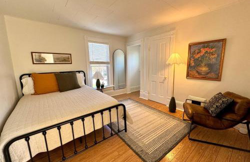 Artsy 4 Bedroom Home, Steps from Dining & Shops - Foto 2