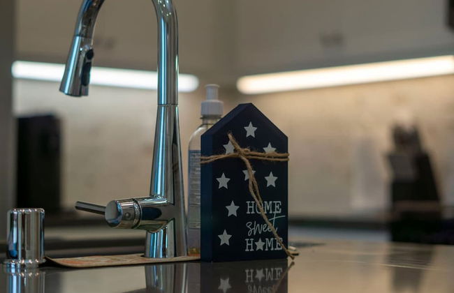 Luxurious Ontario Townhouse Ideal Family Retreat - Photo 8