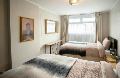 4BR Home and Parking with CCTV Contractors & Family - Photo 3