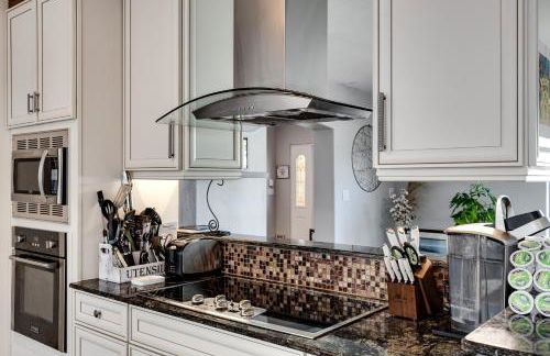 South Florida Spacious Oasis 4BR Retreat with 2 King Beds, Amazing Pool, near Beaches - Photo 40